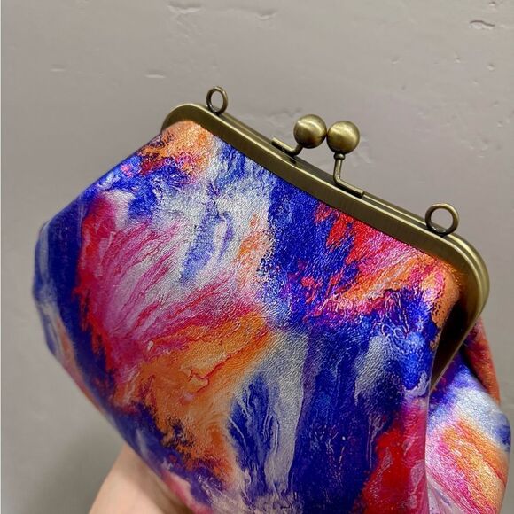 Iridescent Genuine Leather Handmade Vintage Style Kisslock Handbag, Crossbody - Picture 9 of 12